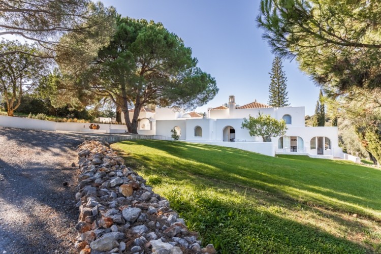 Nádherná luxusní vila s bazénem obklopená zelení na prodej, Lagos, Algarve