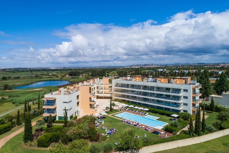 Vily a apartmány ve špičkovém areálu s bazény, nedaleko pláže, na prodej, Vilamoura, Algarve