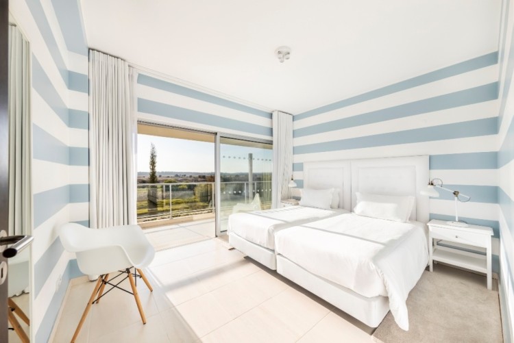 Vily a apartmány ve špičkovém areálu s bazény, nedaleko pláže, na prodej, Vilamoura, Algarve