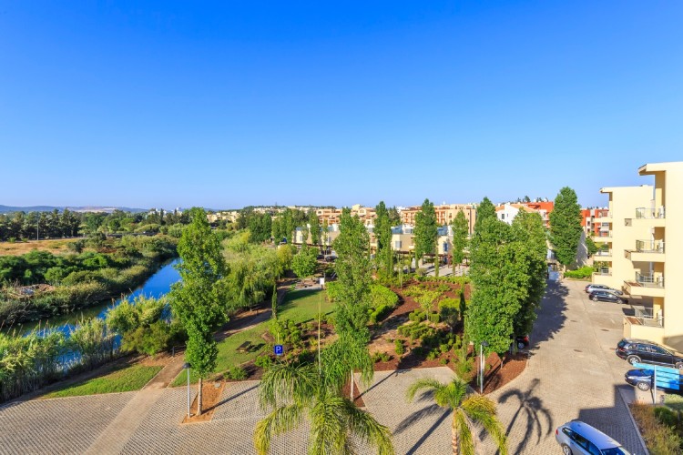Vily a apartmány ve špičkovém areálu s bazény, nedaleko pláže, na prodej, Vilamoura, Algarve