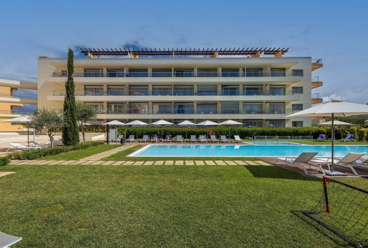 Vily a apartmány ve špičkovém areálu s bazény, nedaleko pláže, na prodej, Vilamoura, Algarve