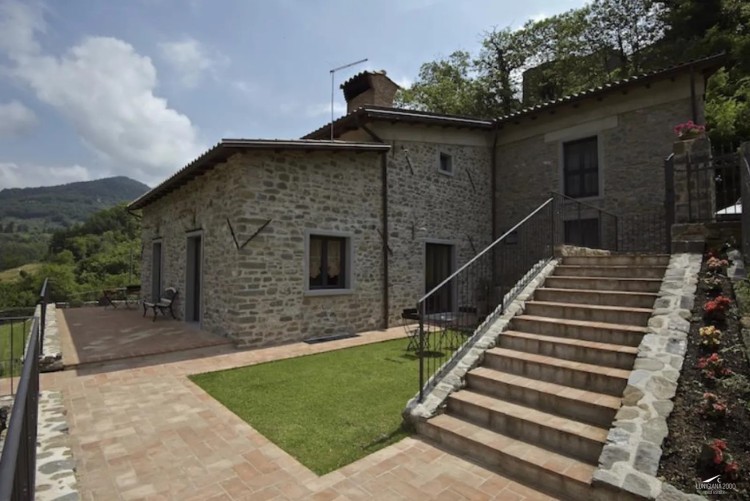 Zrekonstruovaný kamenný dům s bazénem ve Fivizzanu