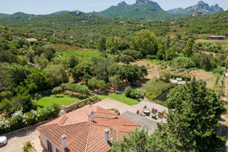 Malebná vila s jezerem v San Panteleo