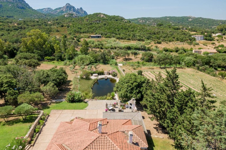 Malebná vila s jezerem v San Panteleo