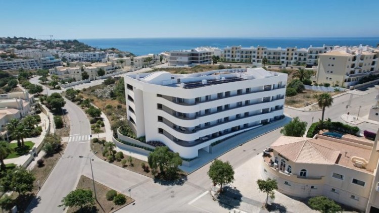 Nové apartmány 300m od pláže, s bazénem a posilovnou na prodej, Porto de Mos, Algarve