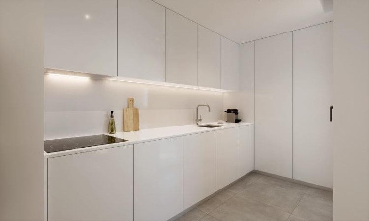 Nové apartmány 300m od pláže, s bazénem a posilovnou na prodej, Porto de Mos, Algarve