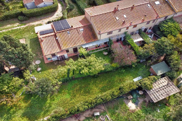 Část toskánského venkovského sídla s velkou zahradou v Castagneto Carducci