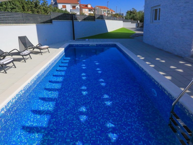 Moderní vila s bazénem v Brodarici