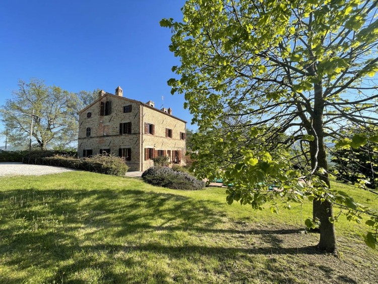 Kamenný dům s velkou zahradou v Penna San Giovanni