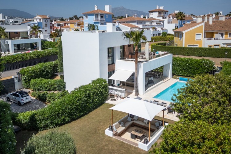 Luxusní moderní vila k prodeji, El Paraiso, Estepona