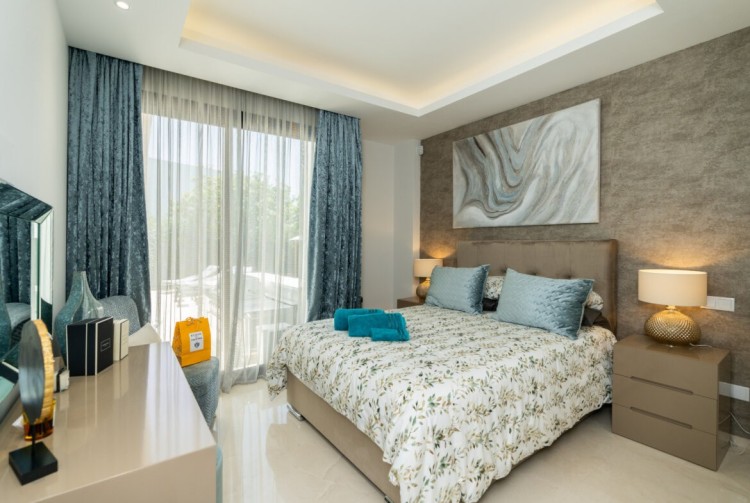 Luxusní moderní vila k prodeji, El Paraiso, Estepona
