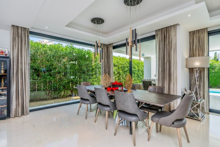 Luxusní moderní vila k prodeji, El Paraiso, Estepona
