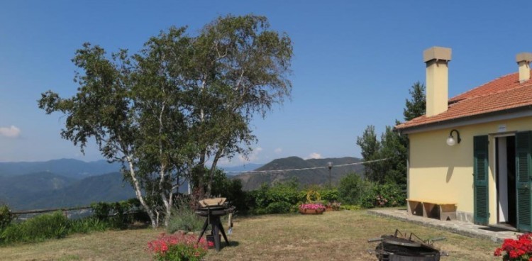 Renovované venkovské sídlo se zahradou a krásným výhledem v Calice Al Cornoviglio