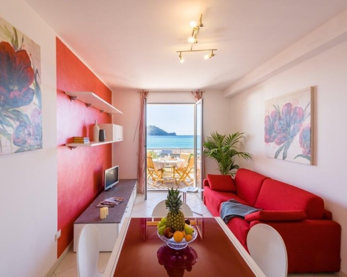 Nové apartmány v první linii u pláže v Albenze
