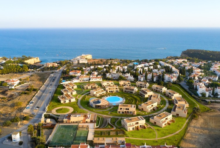 Nový moderní dům 400m od pláže k prodeji, Porches, Algarve