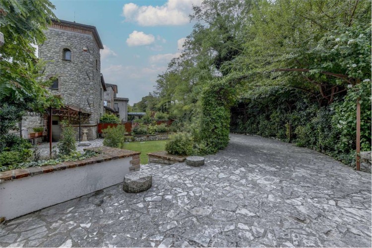 Luxusní sídlo s bazénem a zahradou na prodej, Desenzano del Garda