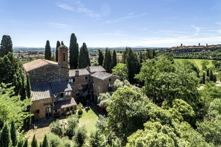 Statek s kostelní věží v Torrita di Siena ve Val d'Orcia