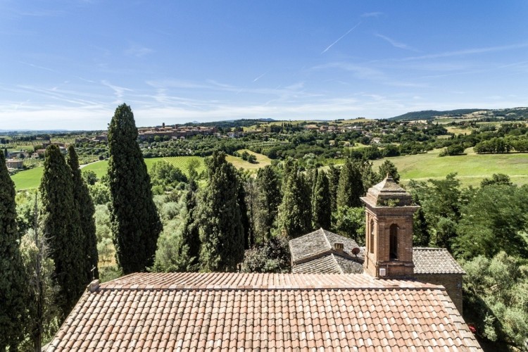 Statek s kostelní věží v Torrita di Siena ve Val d'Orcia