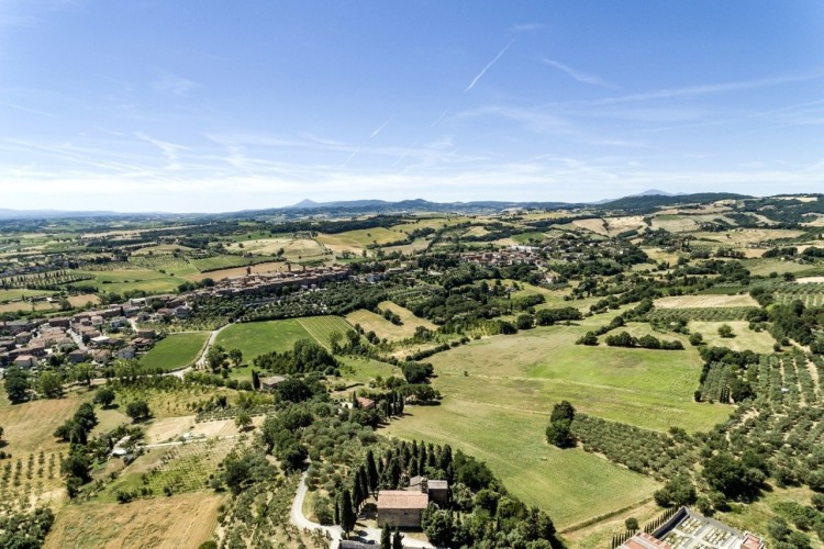 Statek s kostelní věží v Torrita di Siena ve Val d'Orcia