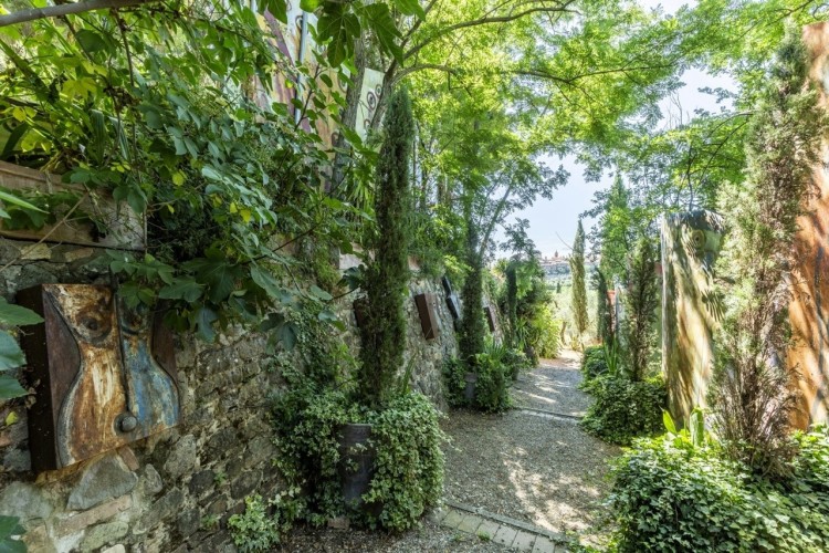 Statek s kostelní věží v Torrita di Siena ve Val d'Orcia