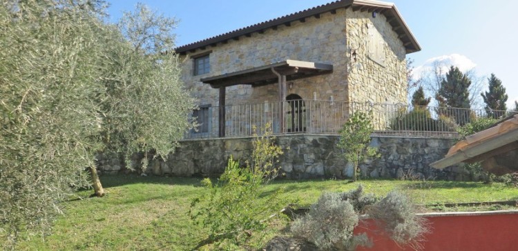 Autentické kamenné venkovské sídlo s bazénem ve Fivizzano