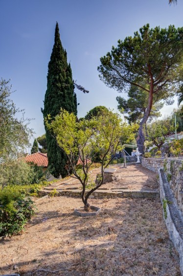 Panoramatická vila se zahradou, bazénem a výhledem na moře v Ligurii