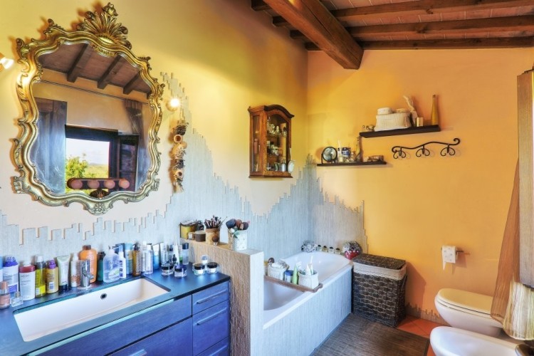 Byt v luxusním venkovském sídle v toskánském stylu mezi Montaione a Castelfiorentino