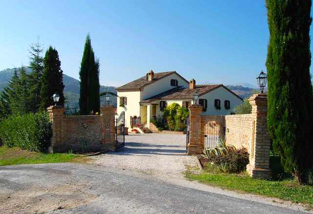 Nádherná vila s bazénem, vinicí a výhledem v Penna San Giovanni