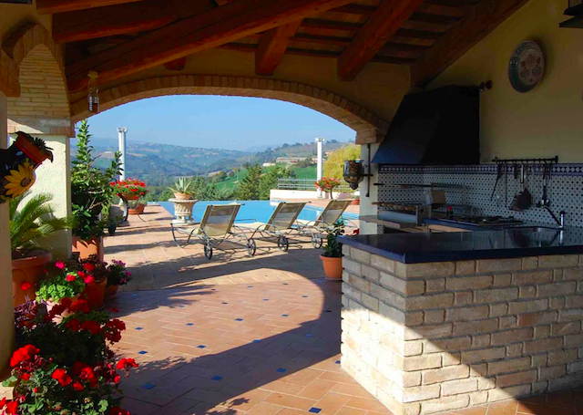 Nádherná vila s bazénem, vinicí a výhledem v Penna San Giovanni