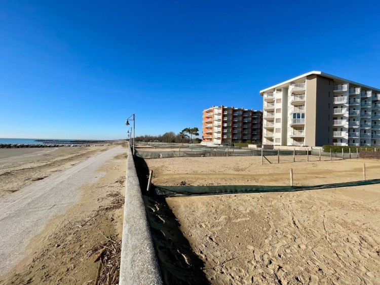 Apartmán s výhledem na moře u soukromé pláže na prodej, Porto Santa Margherita