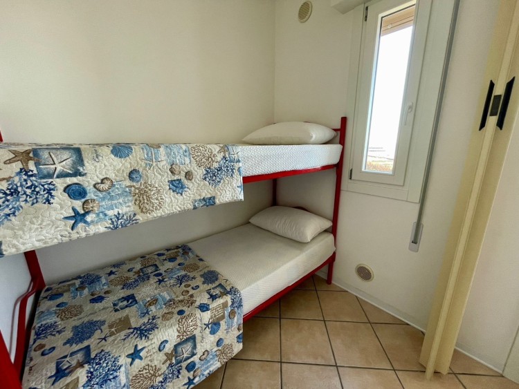 Apartmán s výhledem na moře u soukromé pláže na prodej, Porto Santa Margherita