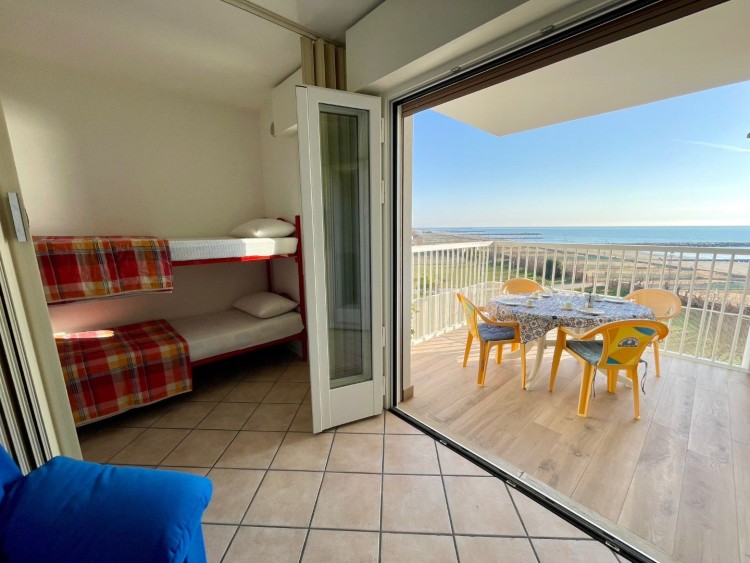 Apartmán s výhledem na moře u soukromé pláže na prodej, Porto Santa Margherita