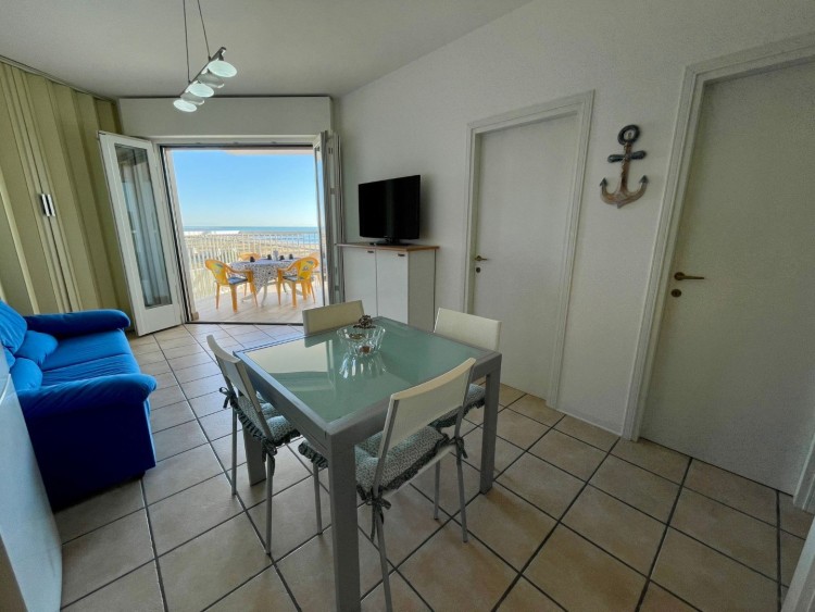 Apartmán s výhledem na moře u soukromé pláže na prodej, Porto Santa Margherita