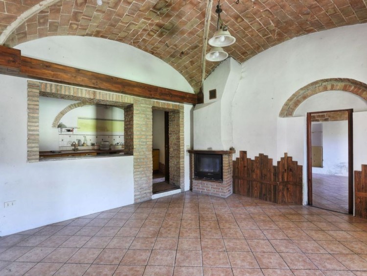 Kamenný statek k rekonstrukci na prodej, Montecatini Val di Cecina