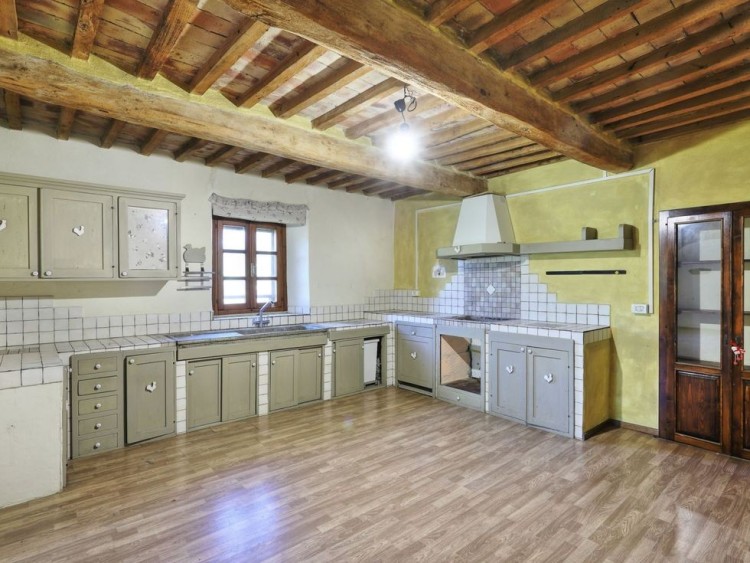 Kamenný statek k rekonstrukci na prodej, Montecatini Val di Cecina