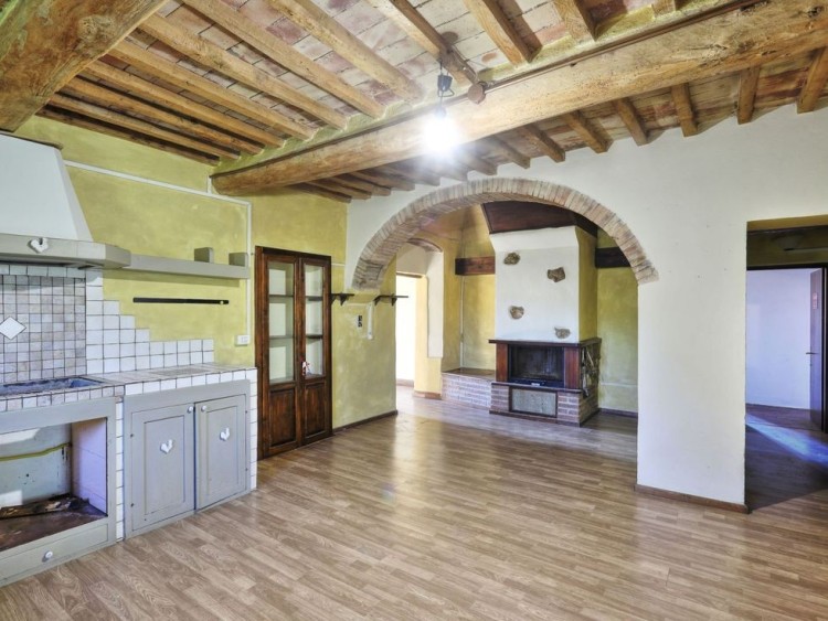 Kamenný statek k rekonstrukci na prodej, Montecatini Val di Cecina