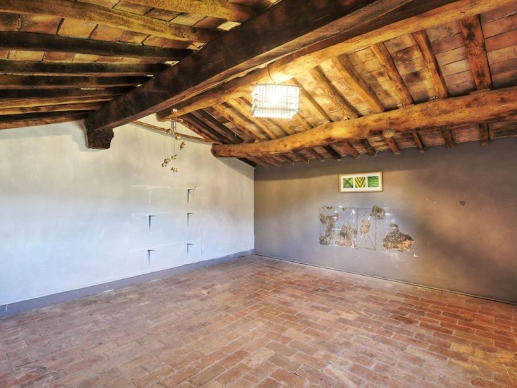 Kamenný statek k rekonstrukci na prodej, Montecatini Val di Cecina