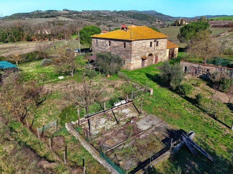 Kamenný statek k rekonstrukci na prodej, Montecatini Val di Cecina