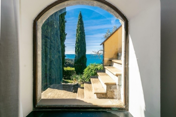 Luxusní statek s výhledem na moře na prodej, Liguria