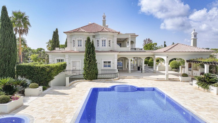 Exkluzivní sídlo v luxusním resortu Quinta do Lago na prodej